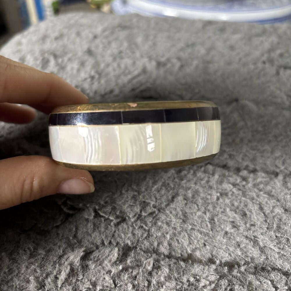 Vintage bangle bracelet in brass inlaid with black and white mother-of-pearl - Picture 1 of 7